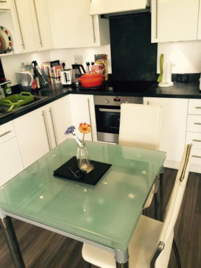 London DBL room Private bathroom & toilet in modern 2bed apartment, Croydon